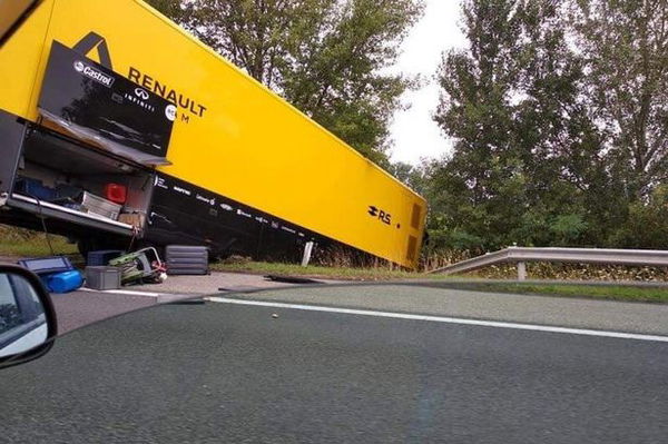 0_Renault-F1-truck-crashed-in-Germany