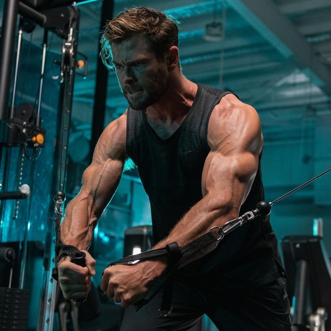 This 15-Minutes Full Body Workout From Chris Hemsworth Is All You Need ...