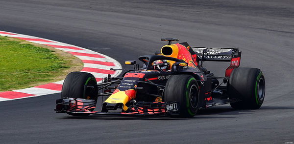 1200px-Verstappen_Red_Bull_RB14_Testing_Barcelona