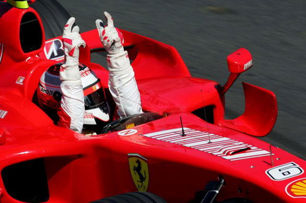 Forstad fusionere grammatik WATCH: Incredible Scenes in Maranello When Kimi Raikkonen Won the 2007 F1 World  Championship - EssentiallySports