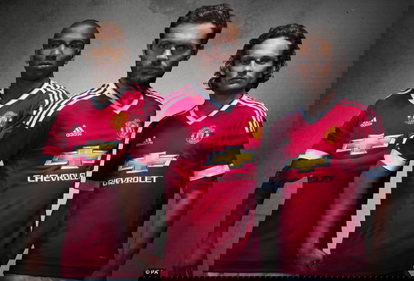 2B023C0000000578-3181561-Team_mates_Young_Mata_and_Blind_pose_together_in_the_new_United_-m-6_1438388573414