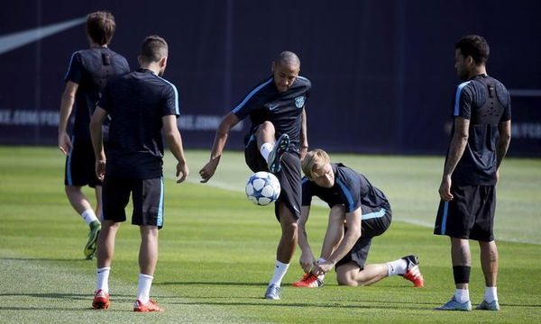 Barcelona&#8217;s Neymar controls the ball along team mates during their team training session on the eve of their Champions League group E soccer match against Bayer Leverkusen in Sant Joan Despi