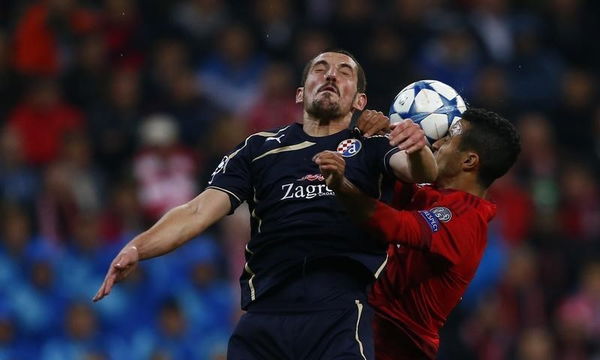 Dinamo Zagreb&#8217;s Ademi goes for a header with Bayern Munich&#8217;s Alcantara during their Champions League Group F soccer match in Munich