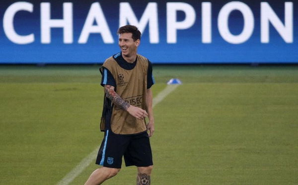 Barcelona&#8217;s Messi attends a training session ahead of their Champions League group E soccer match against AS Roma in Rome