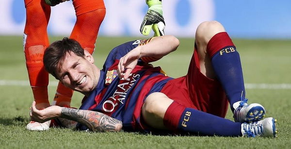 Barcelona&#8217;s Lionel Messi grimaces as he lies on the pitch after injuring his left knee during their Spanish first division soccer match against Las Palmas at Camp Nou stadium in Barcelona