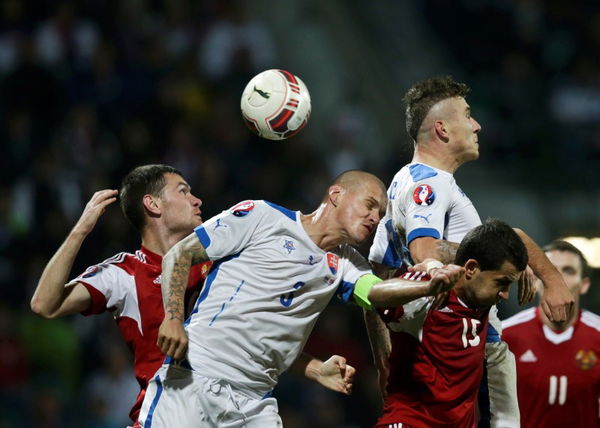 Slovakia&#8217;s Skrtel fights for the ball with Belarus&#8217; Kislyak during their Euro 2016 qualifying soccer match in Zilina