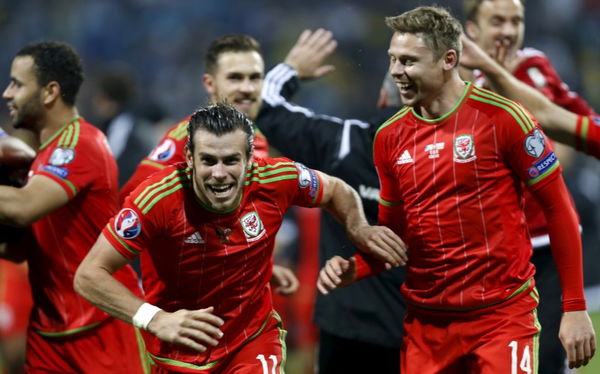 Wales&#8217; Gareth Bale and teammates celebrate after they qualified for Euro 2016 following their qualifying soccer match against Bosnia in Zenica