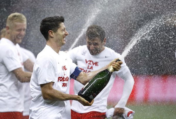 Poland&#8217;s Lewandowski sprays champagne as celebrates after winning Euro 2016 qualification soccer match against Republic of Ireland in Warsaw