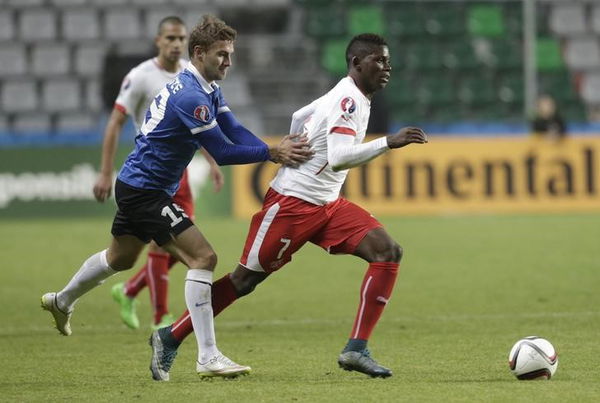 Estonia&#8217;s Kallaste fights for the ball with Switzerland&#8217;s Embolo during their Euro 2016 qualification soccer match in Tallinn