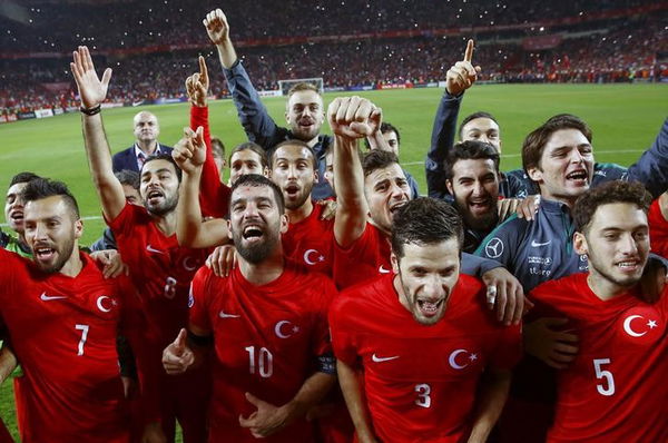 Turkey&#8217;s players celebrate after winning their Euro 2016 Group A qualification soccer match against Iceland in Konya