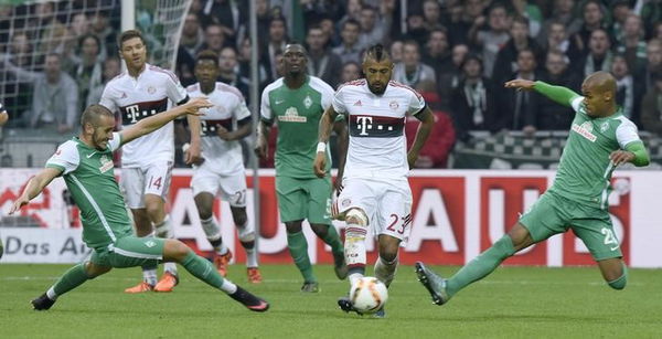 Bayern Munich&#8217;s Vidal is challenged by Werder Bremen&#8217;s Galvez and Gebre Selassie in Bundesliga soccer match in Bremen