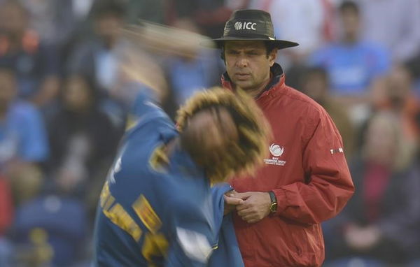 Sri Lanka&#8217;s Malinga bowls a delivery as umpire Dar looks on during the ICC Champions Trophy semi final cricket match against India at Cardiff Wales Stadium