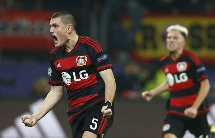 Leverkusen&#8217;s Kampl and Papadopoulos react after their teammate Mehmedi (not pictured) scored a goal during their Champions League group E soccer match against Roma in Leverkusen