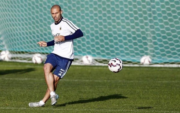 Argentina&#8217;s Mascherano kicks the ball during a training session in La Serena