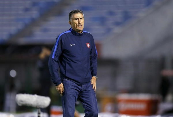 Head coach of Argentina&#8217;s San Lorenzo, Edgardo Bauza, looks on during a Copa Libertadores soccer match against Uruguay&#8217;s Danubio in Montevideo