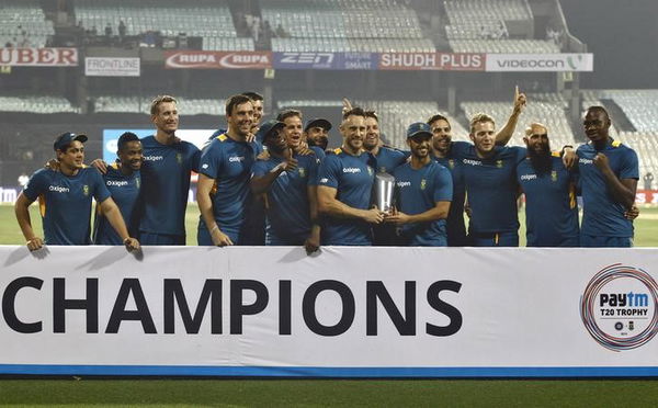 South Africa&#8217;s players pose with their trophy after winning the Twenty20 international cricket series against India in Kolkata