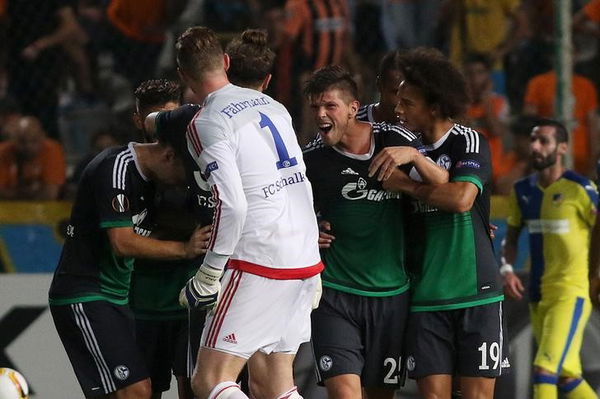 Schalke 04&#8217;s Huntelaar celebrates a goal with team mates during the Europa League Group K soccer match against Apoel at Gsp stadium in Nicosia