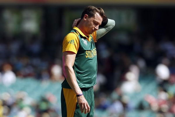 South Africa&#8217;s Dale Steyne rubs a spot near his neck during the Cricket World Cup quarter-final match against Sri Lanka at the SCG