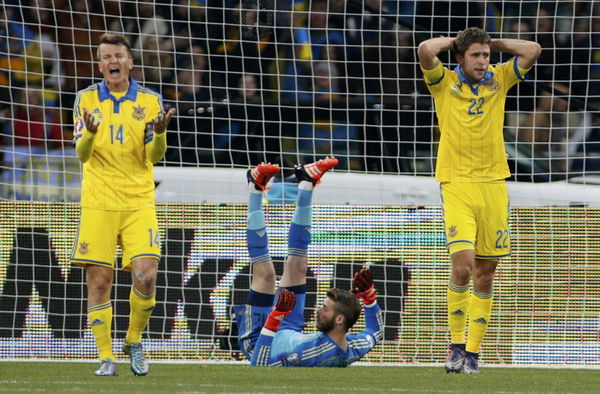 Ukraine&#8217;s Ruslan Rotan and Artem Kravets react after a missed chance as Spain&#8217;s goalkeeper David de Gea lies on the pitch during their Euro 2016 group C qualifying soccer match at the Olympic stadium in Kiev