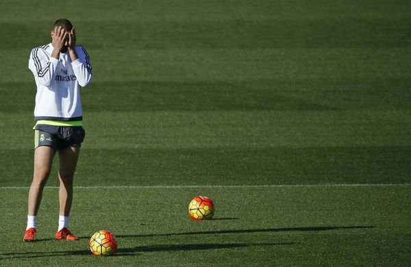 Real Madrid&#8217;s Benzema gestures during a training session at the team&#8217;s training grounds outside Madrid