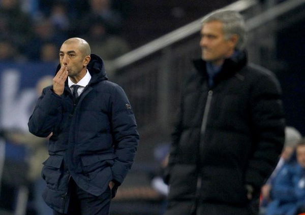 Schalke 04&#8217;s coach Di Matteo reacts next to Chelsea&#8217;s manager Mourinho during Champions League match against Chelsea in Gelsenkirchen