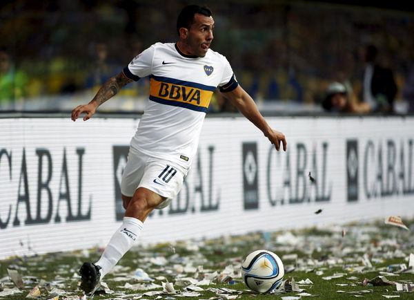 Boca Juniors&#8217; Tevez controls the ball during their Argentine First Division soccer match against Tigre in Buenos Aires