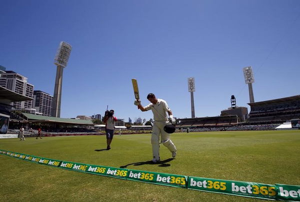 New Zealand&#8217;s Ross Taylor acknowledges the crowd as he walks off the ground after being dismissed for 290 runs during the fourth day of the second cricket test match against Australia at the WACA ground in Perth, Western Australia