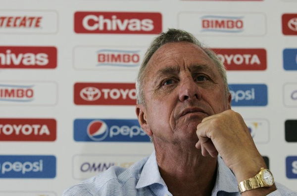 Chivas&#8217; sporting consultant Johan Cruyff attends the presentation of the club&#8217;s new signings at the Valle Verde training facilities in Guadalajara