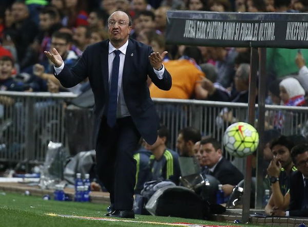 Real Madrid&#8217;s coach Rafa Benitez gestures to players during their Spanish first division derby soccer match in Madrid