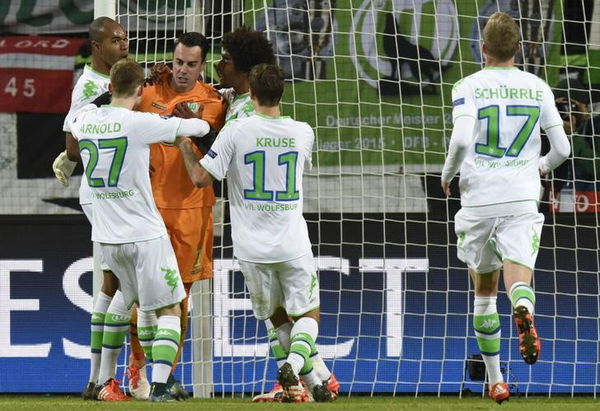 Wolfsburg&#8217;s goal keeper Benaglio reacts after saving a shot of PSV Eindhoven during their Champions League group B soccer match in Wolfsburg