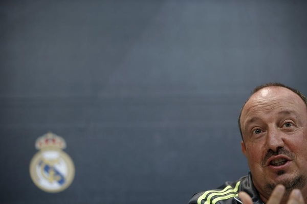 Real Madrid&#8217;s coach Benitez gestures during a news conference a day ahead of their &#8220;Clasico&#8221; soccer match against Barcelona at the Valdebebas training grounds outside Madrid