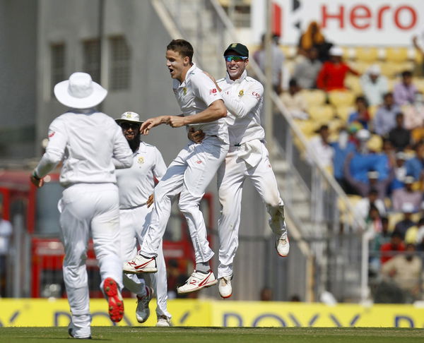 South Africa&#8217;s Morkel and de Villiers celebrate after Morkel took the wicket of India&#8217;s captain Kohli on the first day of their third test cricket match in Nagpur