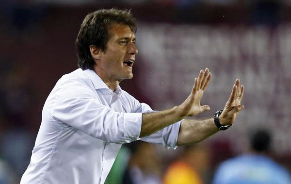 Barros Schelotto, head coach of Argentina&#8217;s Lanus, reacts during their Copa Sudamericana soccer match against Paraguay&#8217;s Cerro Porteno in Buenos Aires