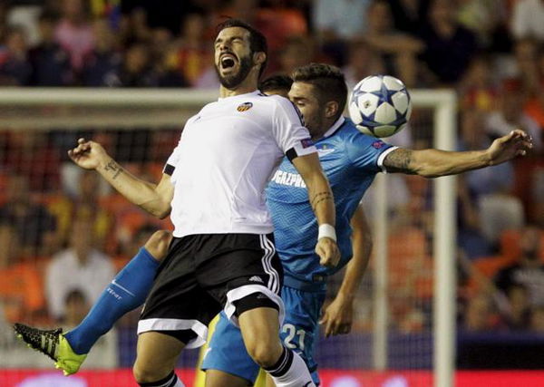 Valencia&#8217;s Negredo and Zenit&#8217;s Garcia jump for the ball during their Champions league Group H soccer match at the Mestalla stadium in Valencia