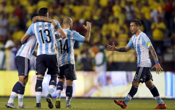 Argentina&#8217;s Biglia celebrates with teammates at the end of their 2018 World Cup qualifying soccer match against Colombia in Barranquilla