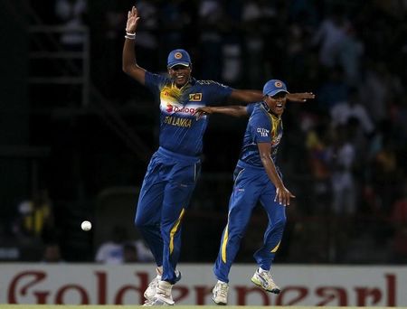 Sri Lanka&#8217;s Vandersay celebrates with his teammate Fernando after taking the catch to dismiss Pakistan&#8217;s Ahmed during their first Twenty 20 cricket match in Colombo