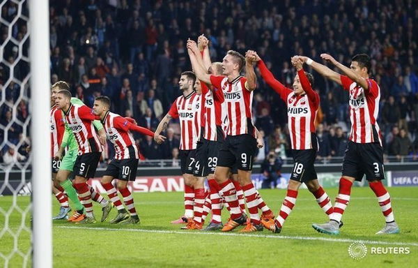 PSV Eindhoven&#8217;s players celebrate after defeating Wolfsburg in their Champions League soccer match in Eindhoven