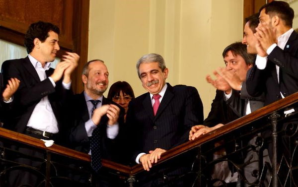 Argentina&#8217;s Cabinet Chief Fernandez is applauded by other members of the government during a ceremony with Argentine President Fernandez de Kirchner in Buenos Aires