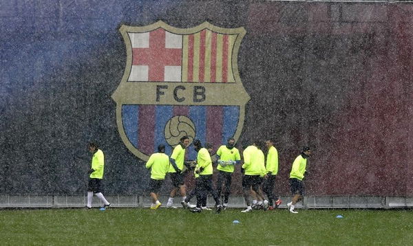 Barcelona&#8217;s players train amid snow at the Ciutat Esportiva Joan Gamper in Barcelona