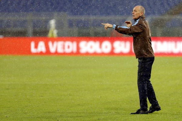 Lazio&#8217;s coach Pioli gives instructions to his players during their Serie A soccer match against Udinese in Rome