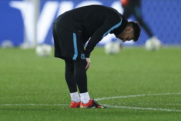 Barcelona&#8217;s soccer players Messi reacts during a training session ahead of their Club World Cup semi-final soccer match against China&#8217;s Guangzhou Evergrande in Yokohama