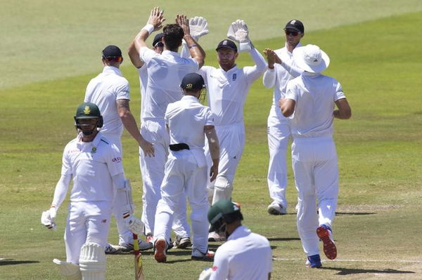 England celebrates the wicket of South Africa&#8217;s Steyn during the first cricket test match in Durban