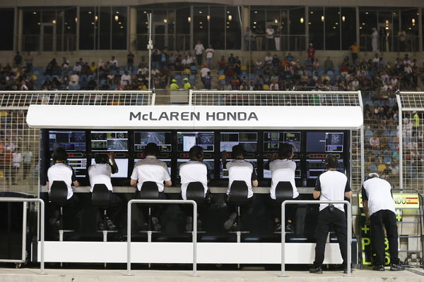 McLaren Honda Pit Wall 2015. Credits &#8211; mclaren.com