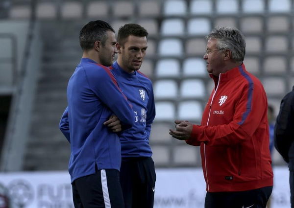 Netherlands&#8217; soccer team head coach Hiddinks, players van Persie and de Vrij speak during a training session in Riga