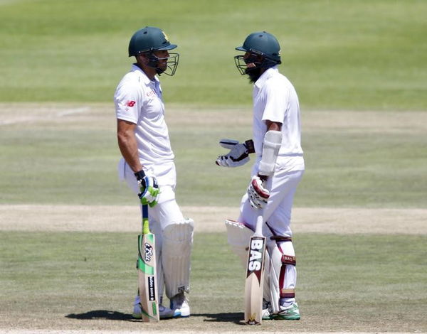 South Africa&#8217;s du Plessis and Amla discuss tactics between overs during the second cricket test match against England in Cape Town