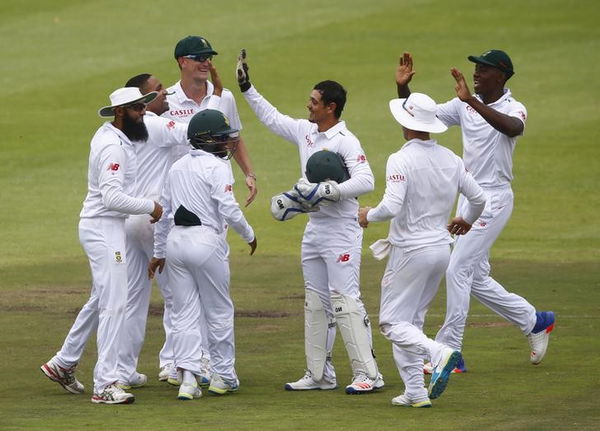 South Africa celebrate the wicket of England&#8217;s Compton during the second cricket test match in Cape Town