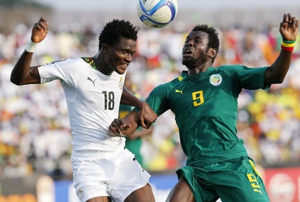 Diouf of Senegal challenges Ghana&#8217;s Amartey during their 2015 African Cup of Nations soccer match in Mongomo