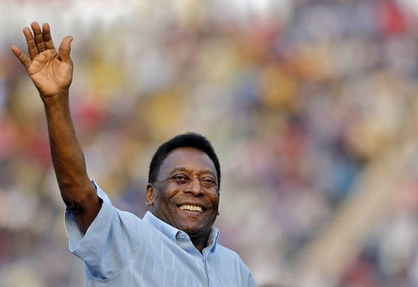 Legendary Brazilian soccer player Pele waves to the spectators before the start of under-17 boys&#8217; final soccer match of Subroto Cup tournament in New Delhi