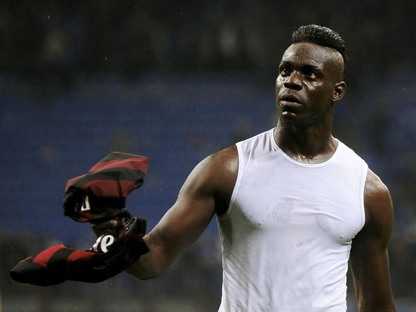 AC Milan&#8217;s Balotelli leaves the field at the end of their Italian Serie A soccer match against Inter Milan at the San Siro stadium in Milan