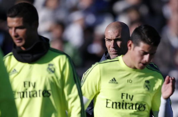 Real Madrid&#8217;s new coach Zidane attends a training session next to his players Ronaldo and Rodriguez in Valdebebas